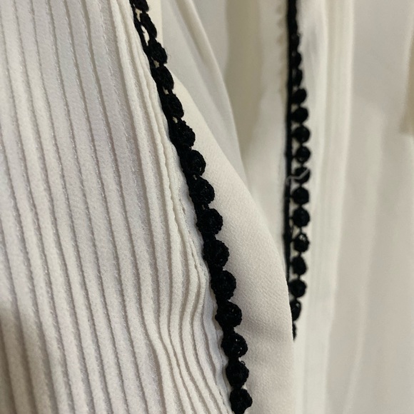 H&M Flutter Sleeve Semi Sheer Button Up Blouse Pleats in Front Top Size US 6 - Picture 4 of 9